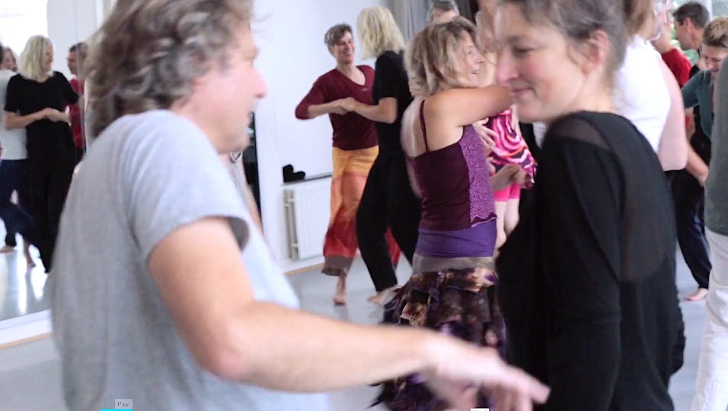 Dansen met vreugde in verbinding tijdens een Somatic Dance avond