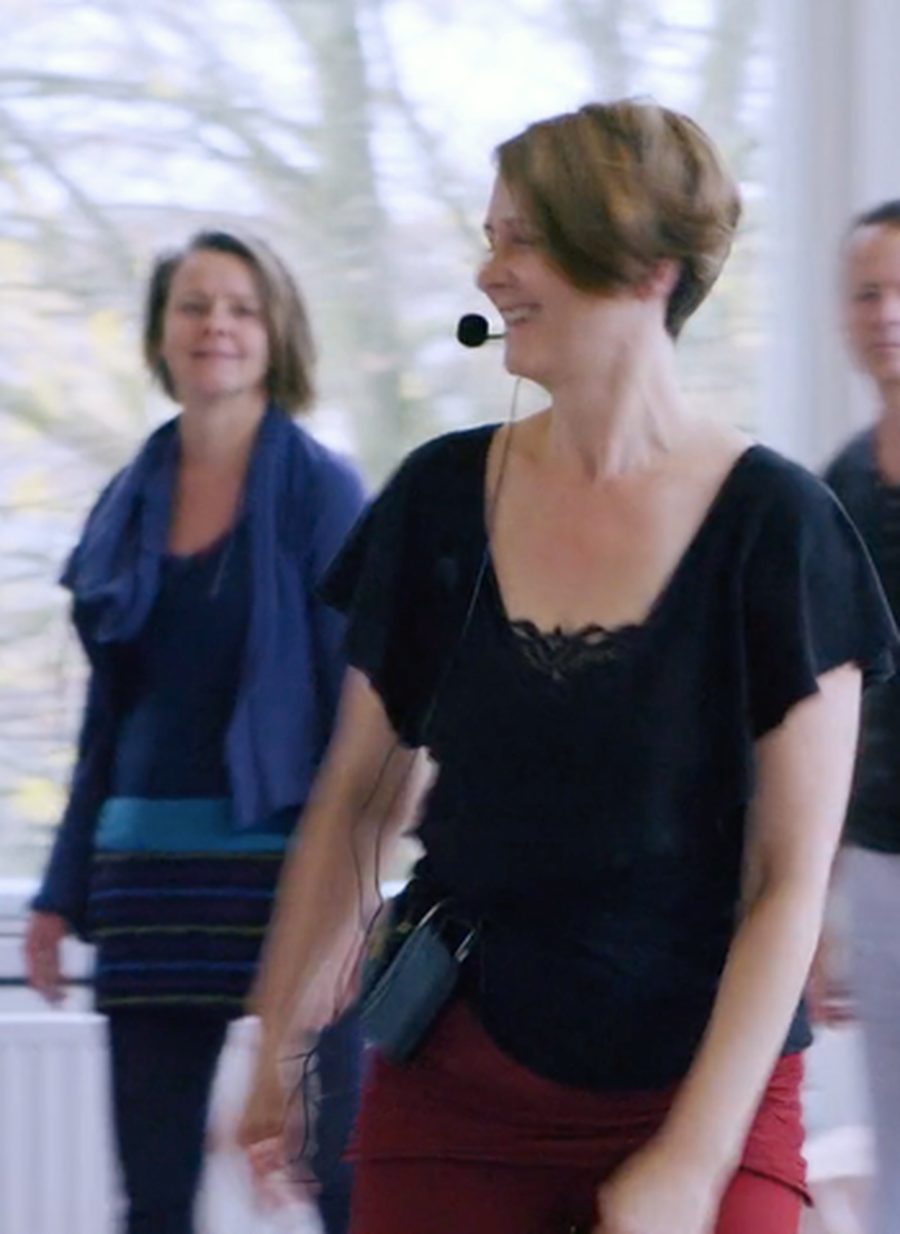 Jördis Jakubczick begeleidt een Somatic Dance les